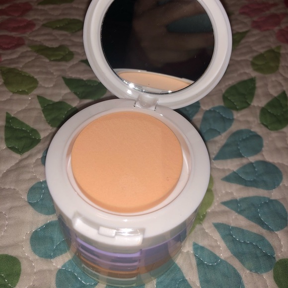 2/12 Ellen Tracy color correcting concealer stack - Picture 3 of 8